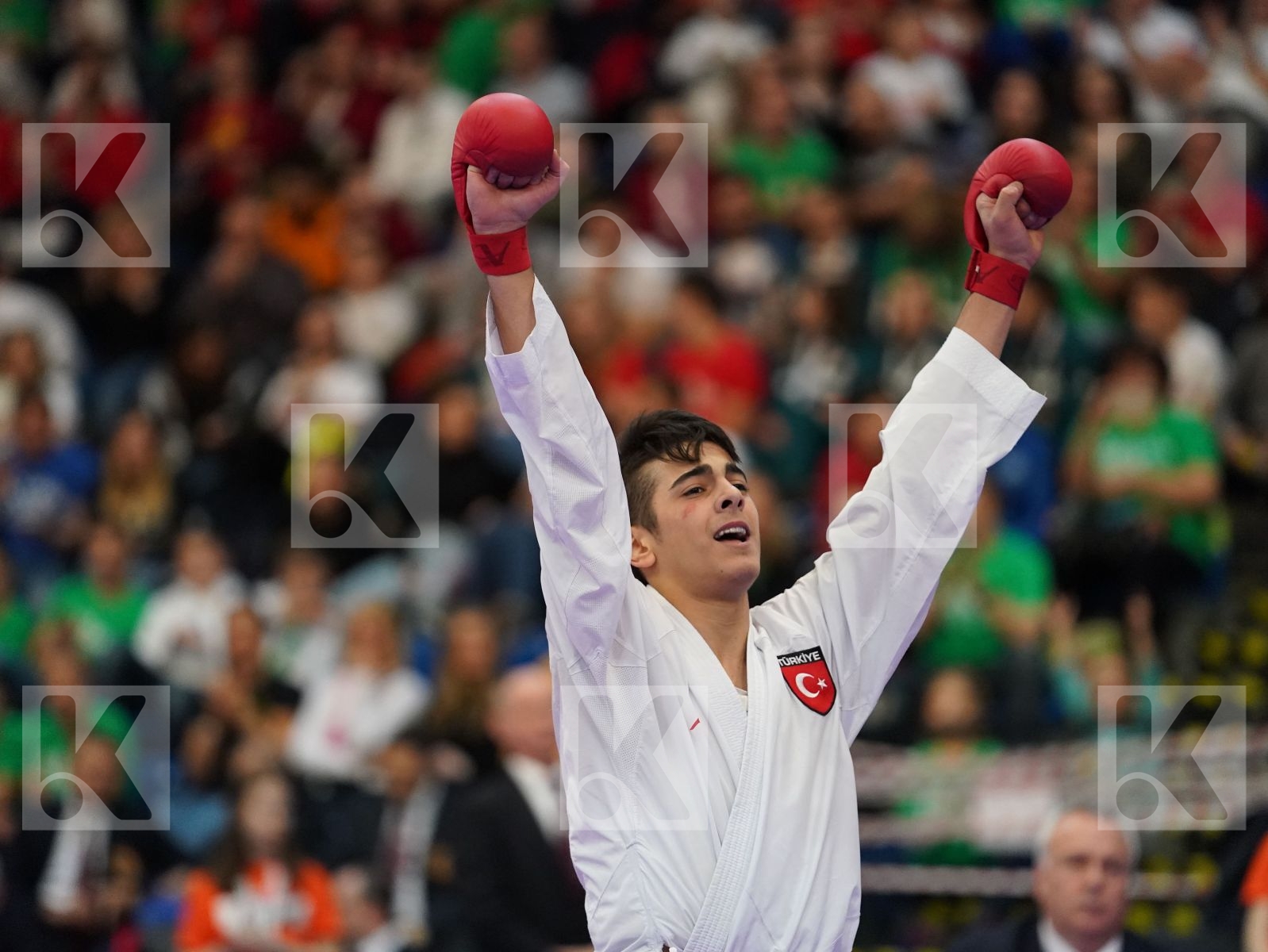 YURUR OMER FARUK (TURKEY) vs DE VIVO DANIELE (ITALY) in Junior Kumite Male -68 Kg - Final bout