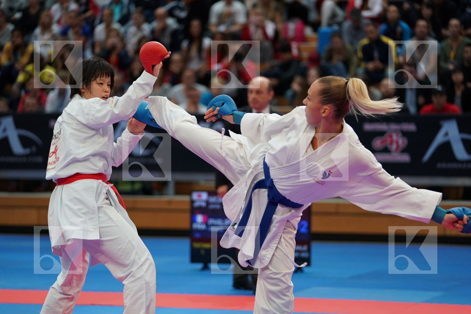 MORIGUCHI AYAMI (JAPAN) vs PHILIPPE GWENDOLINE (FRANCE) in Senior Kumite -67 Kg, Senior Kumite Ð 61 Kg - Bronze bout