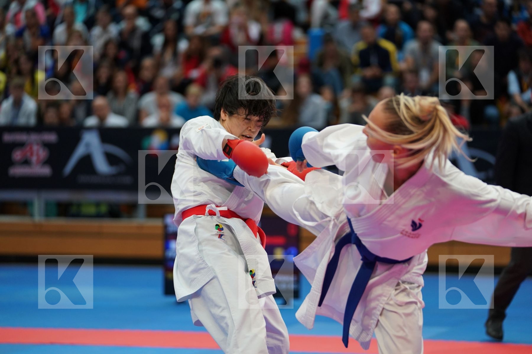 MORIGUCHI AYAMI (JAPAN) vs PHILIPPE GWENDOLINE (FRANCE) in Senior Kumite -67 Kg, Senior Kumite Ð 61 Kg - Bronze bout