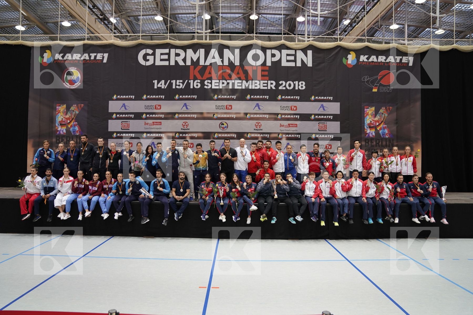 Groupe of every finalist  - podium ceremony