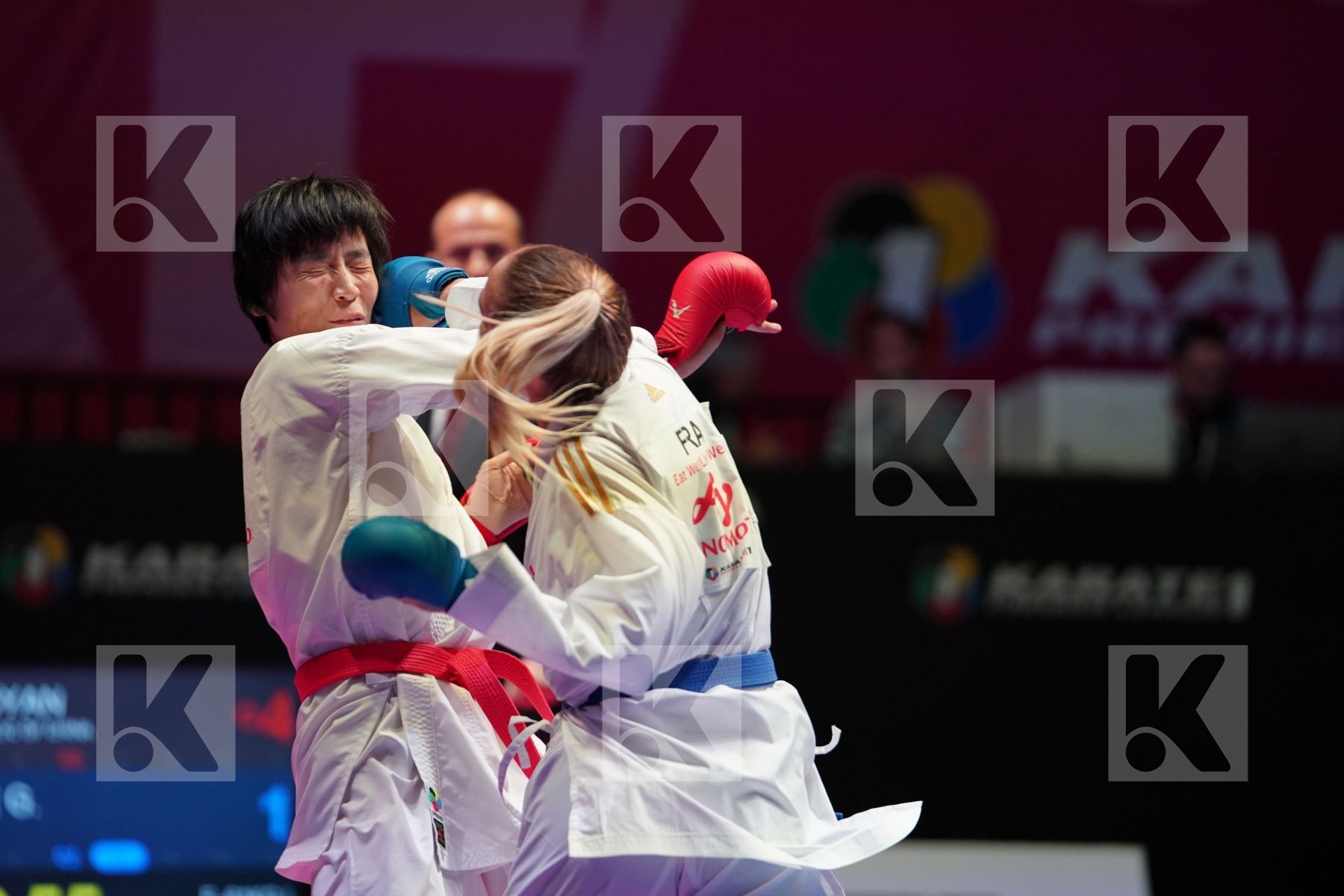 YIN XIAOYAN (CHINA) vs PHILIPPE GWENDOLINE (FRANCE) in Senior Kumite -61 Kg - Bronze bout