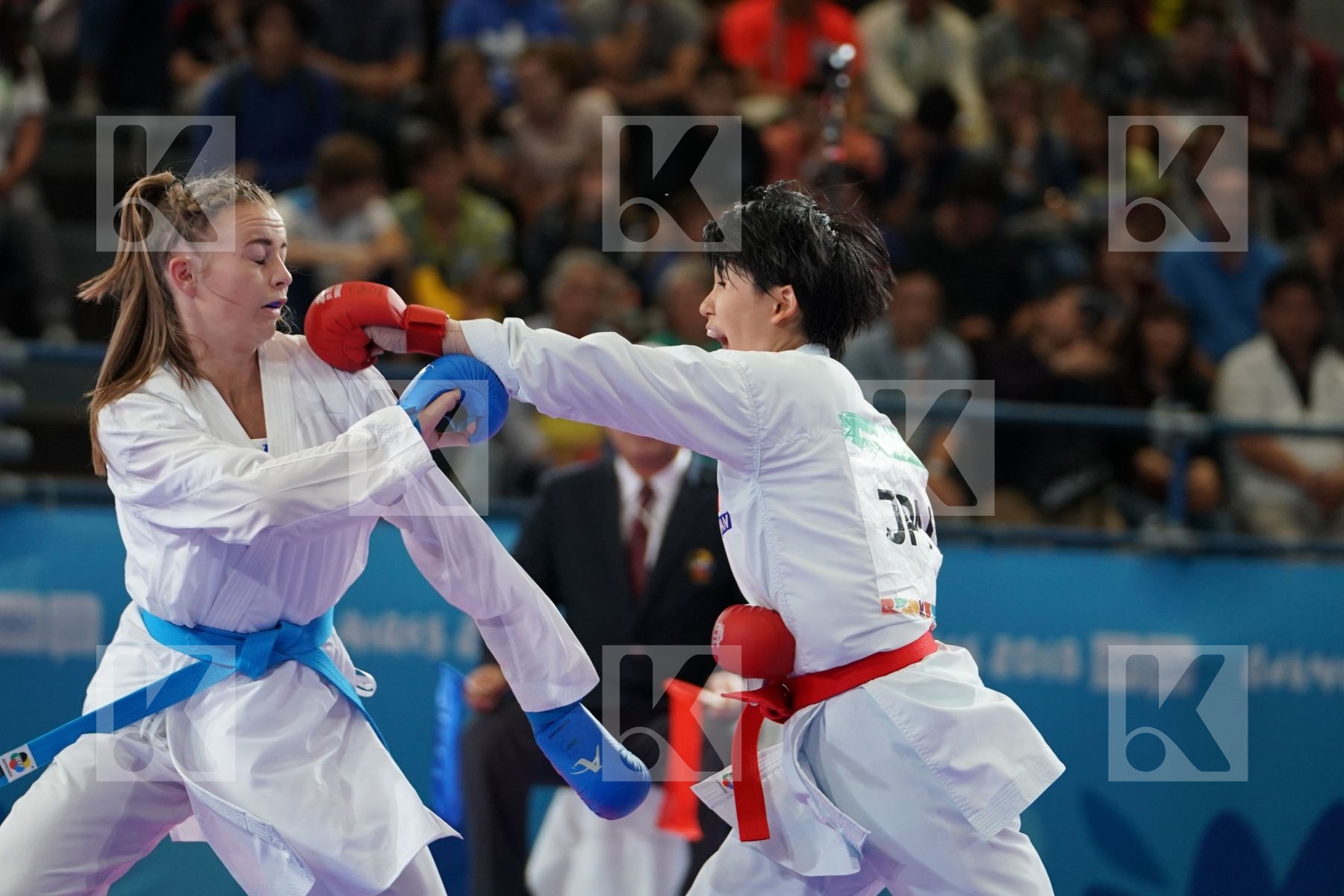 SAKURA SAWASHIMA (JAPAN) vs LAUREN PAIGE SALISBURY (GREAT BRITAIN) in Junior Kumite Female 59+ Kg - Semifinal