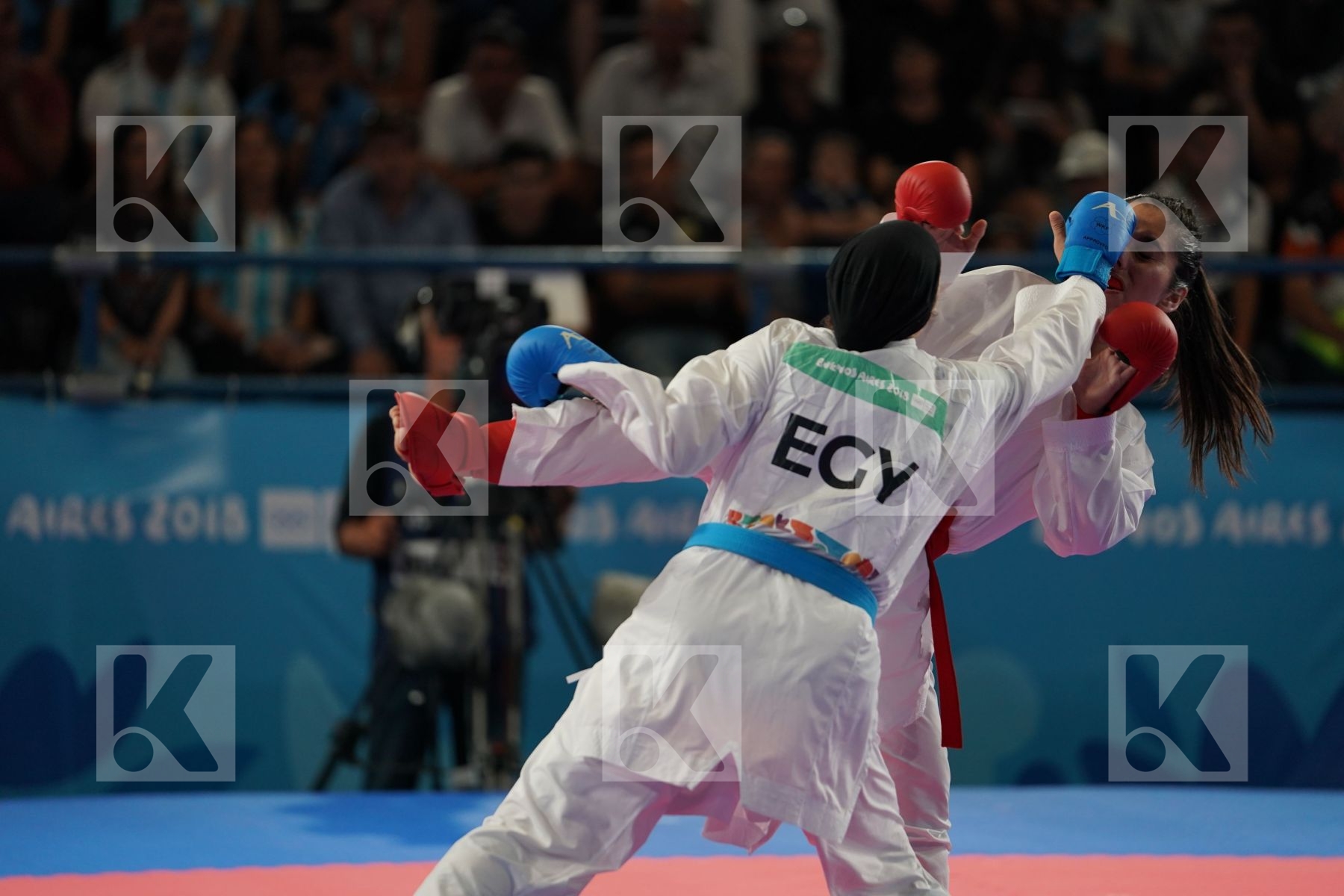 CATALINA VALDE?S (CHILE) Vs YASMIN NASR (EGYPT) in Junior Kumite Female -53Kg - Semifinal