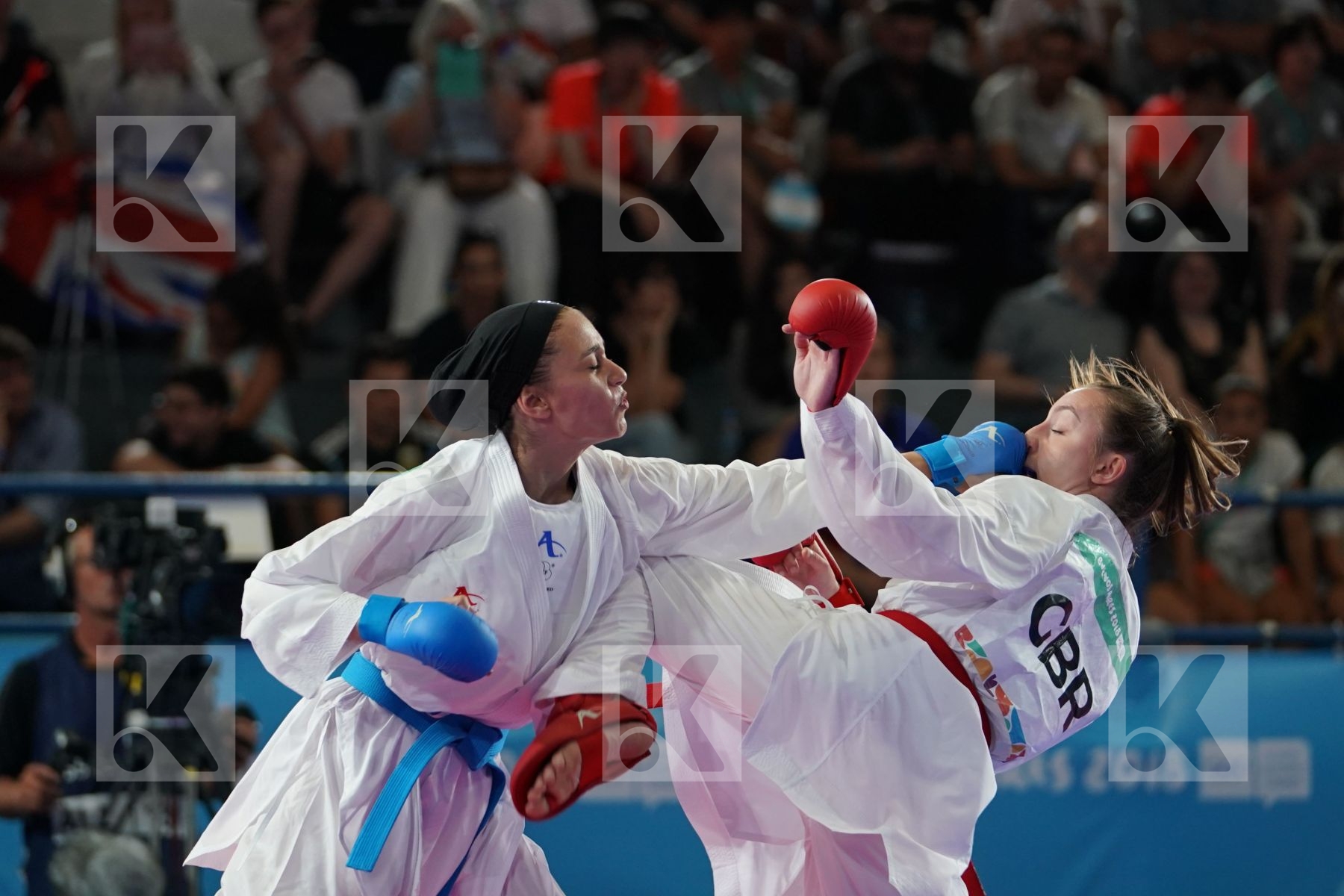 CHARLOTTE HOPE (GREAT BRITAIN) Vs MOBINA HEYDARIOZOMECHELOE (IRAN) in Junior Kumite Female - 59 Kg - Semifinal