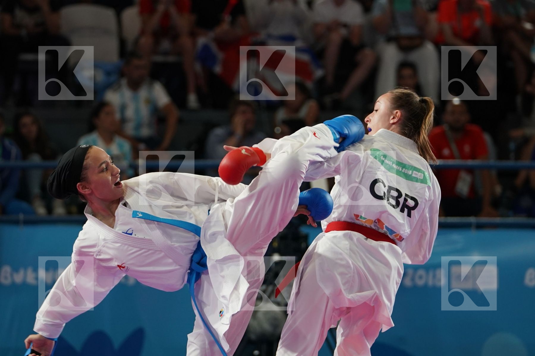 CHARLOTTE HOPE (GREAT BRITAIN) Vs MOBINA HEYDARIOZOMECHELOE (IRAN) in Junior Kumite Female - 59 Kg - Semifinal