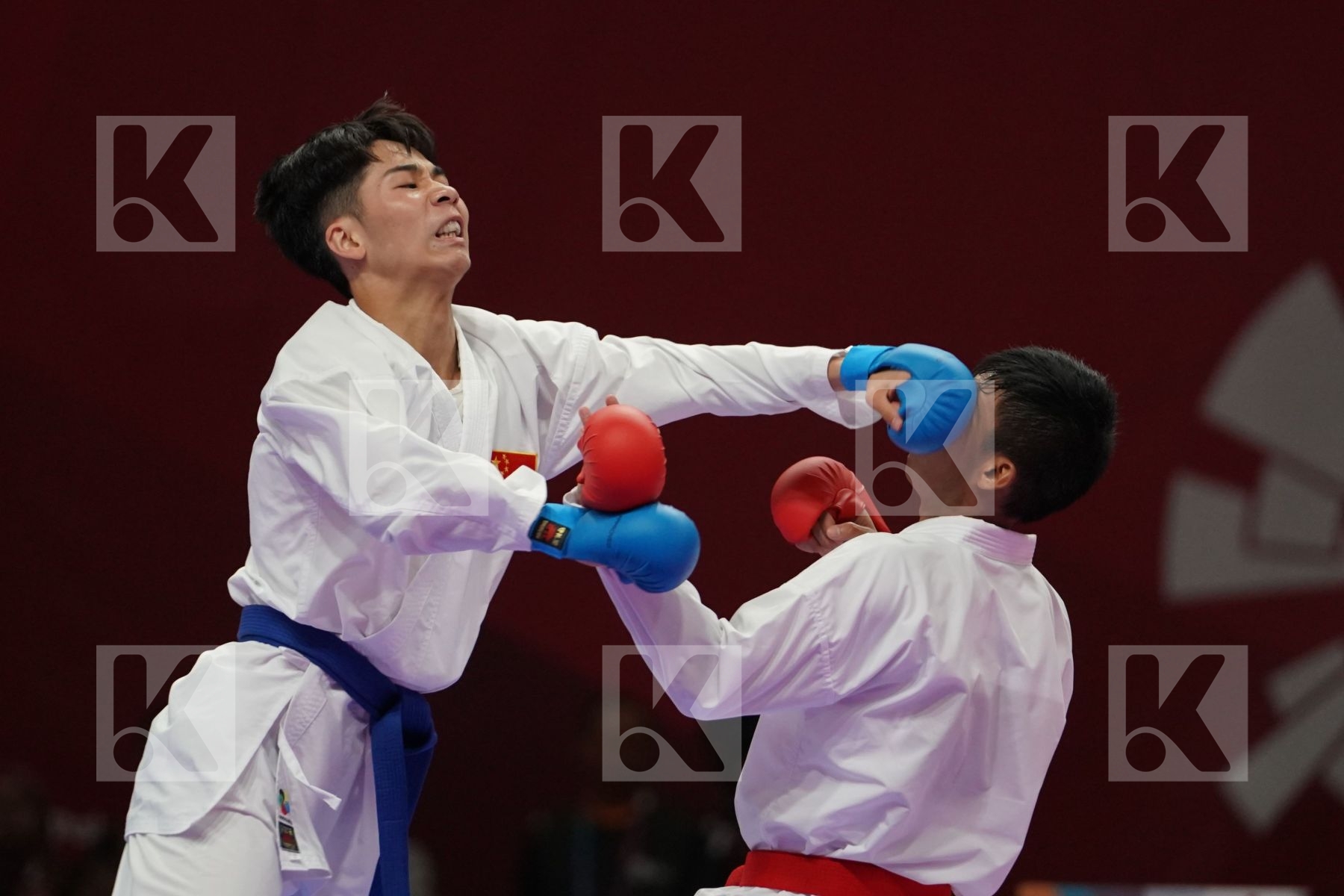 RIFKI ARDIANSYAH ARROSYIID (INDONESIA) vs HU CHEN (CHINA) in Senior Kumite -60 Kg - Qualification