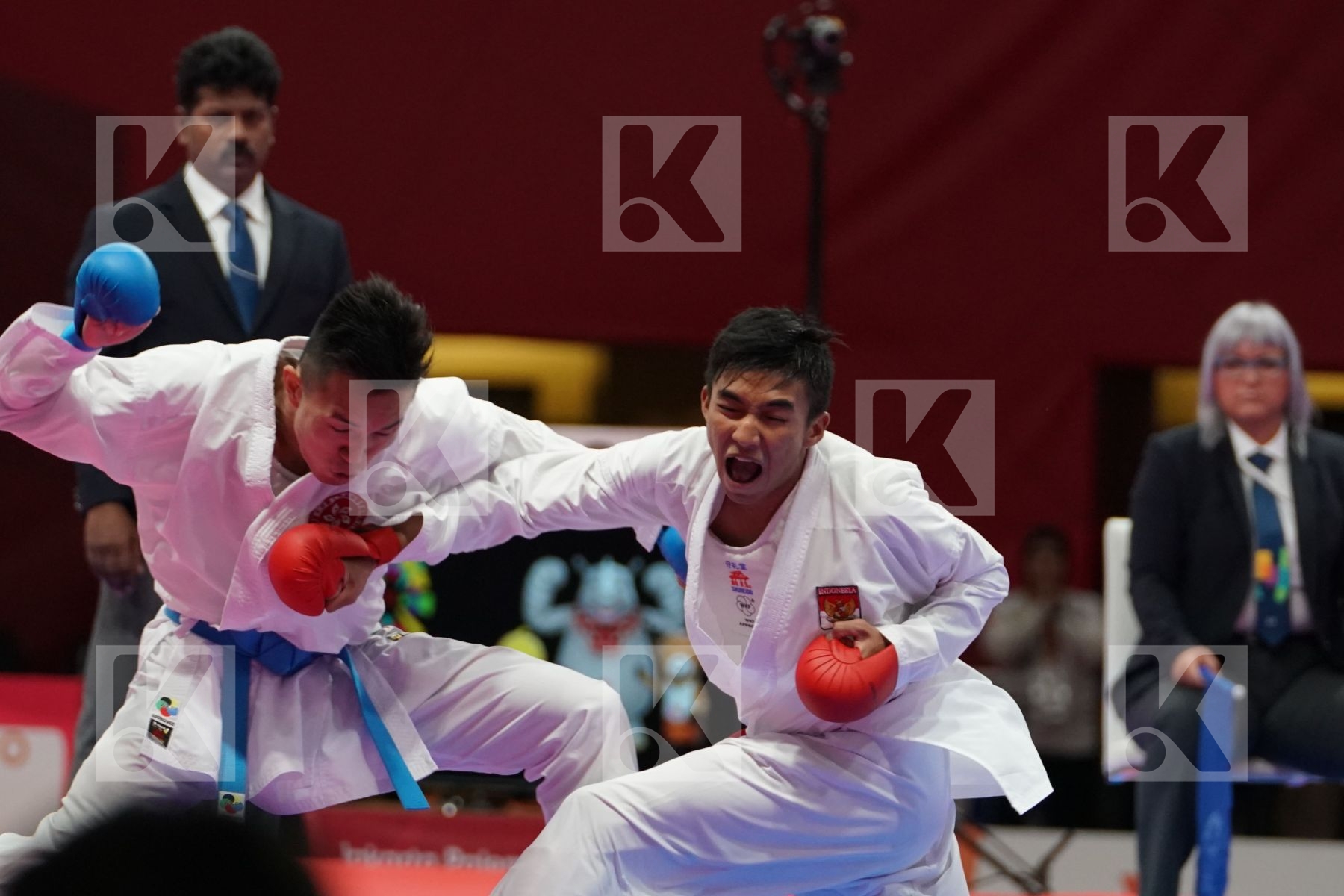 RIFKI ARDIANSYAH ARROSYIID (INDONESIA) vs CHUN HO LEE (HONG KONG) in Senior Kumite -60 Kg - Qualification