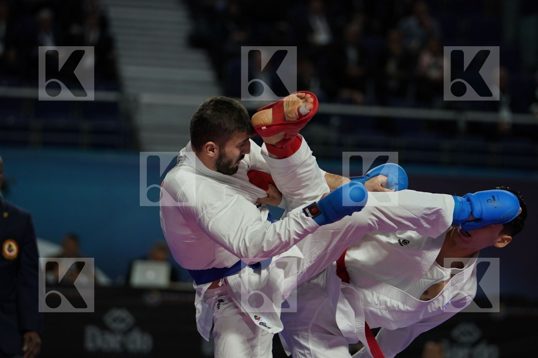 KEN NISHIMURA (JAPAN) vs BESLAN MIZOV (RUSSIAN FEDERATION) in Senior Kumite Ð 75 Kg - Bronze bout