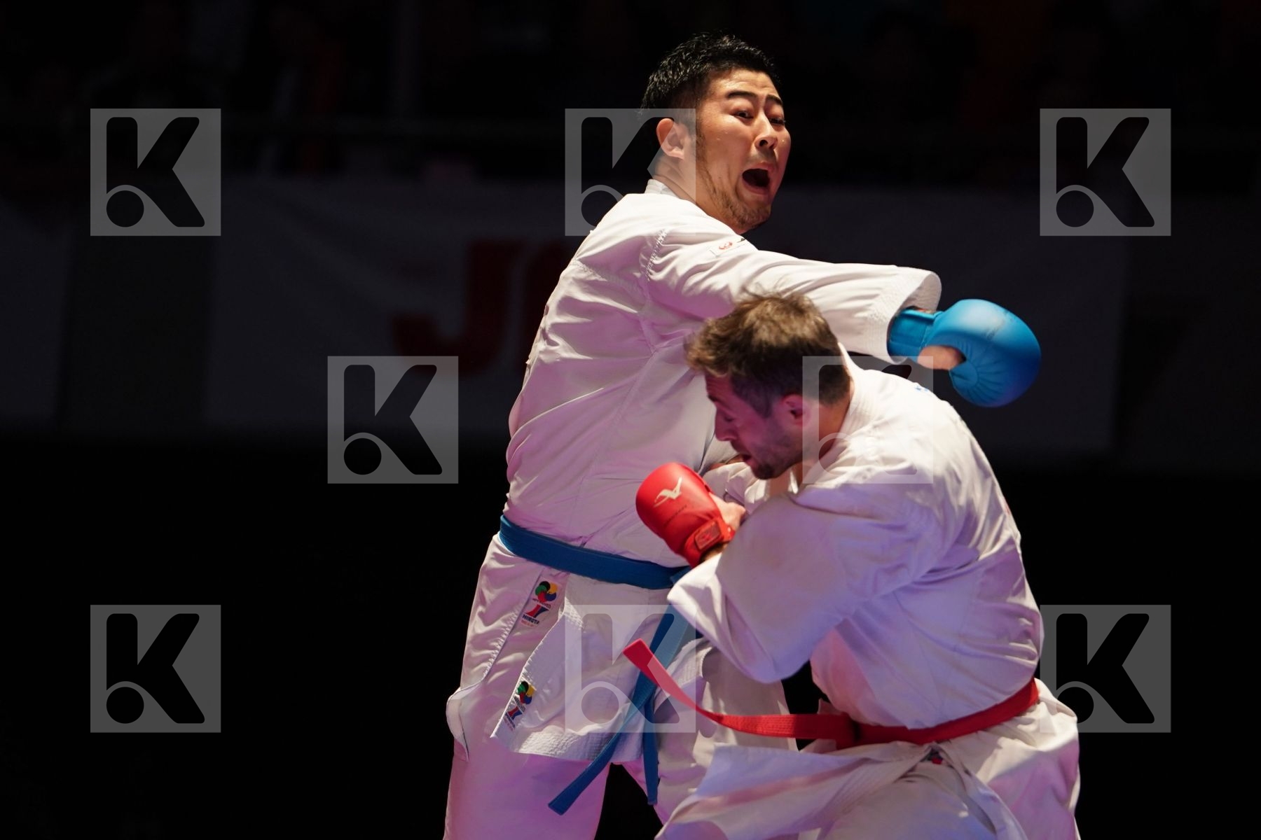 ARKANIA GOGITALY (GEORGIA) VS KAGAWA HIDEYOSHI (JAPAN) in Senior Kumite 84+ Kg - Gold bout
