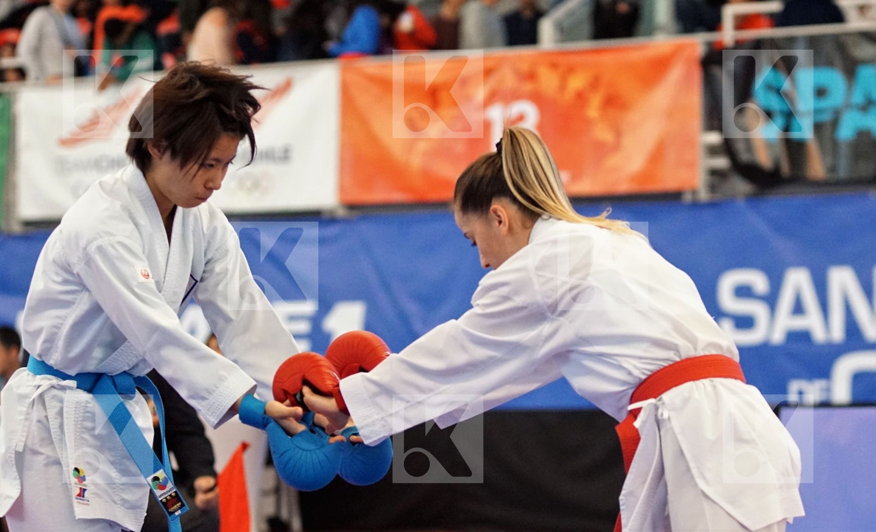 OZCELIK ARAPOGLU SERAP 	(TURKEY) vs KOBAYASHI NAO (JAPAN) in Senior Kumite -50 Kg - Gold bout