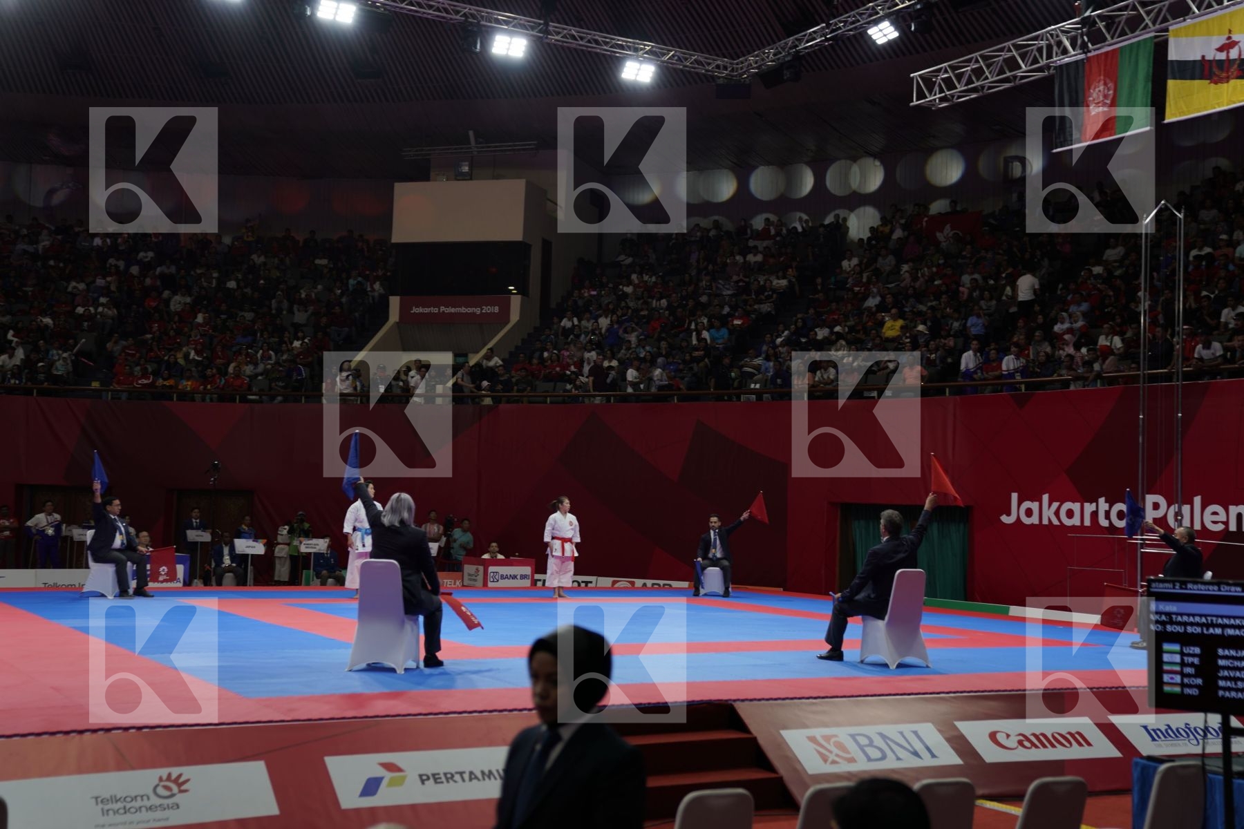Public and arena during qualification bout kata.